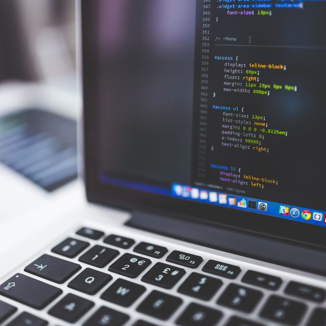 Laptop mit Programmcode