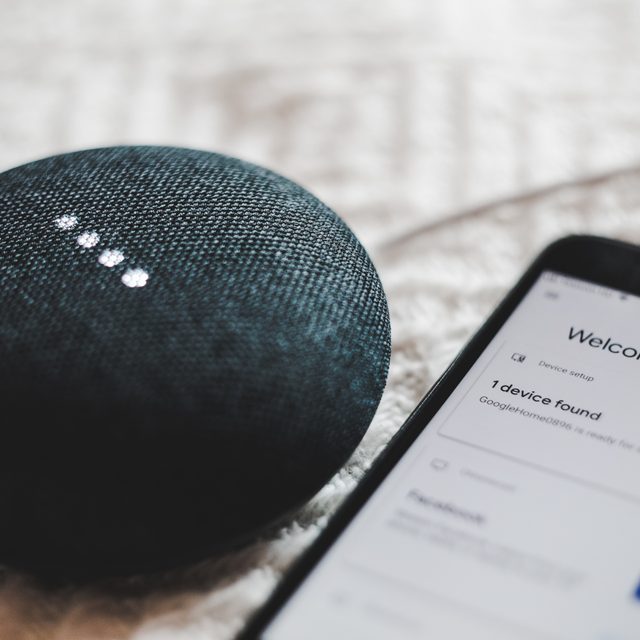 Smart-Home-Lautsprecher und Smartphone
